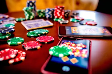 Một dealer chuyên nghiệp chào đón người chơi tại bàn roulette, gợi lên cảm giác casino trực tiếp chân thực trên AO88WIN.