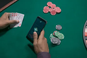 Cận cảnh vòng roulette cùng những đồng xu vàng, thể hiện nhịp chơi sống động trong khu vực casino của AO88WIN.