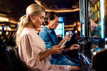 AO88WIN Games - Khám phá slot hiện đại và game bàn hấp dẫn Một người đàn ông ăn mừng trước laptop khi xuất hiện các biểu tượng chiến thắng, ghi lại sự phấn khích của trò chơi trên AO88WIN.