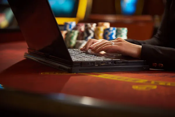 AO88WIN Live Games - Hòa mình vào nhịp chơi casino sôi động Vòng roulette phát sáng với chip đổ xuống, tượng trưng cho các trò chơi live và instant win trên AO88WIN.