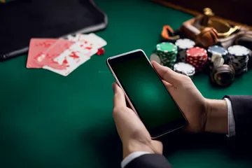Một cô gái mỉm cười bên cạnh các máy slot sáng rực với biểu tượng may mắn, thể hiện danh mục slot nổi bật của AO88WIN.