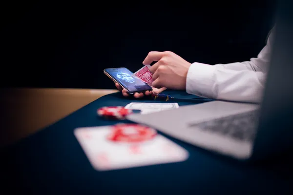 Khoảnh khắc ba số bảy xuất hiện trên cuộn slot cùng các đồng xu vàng, tượng trưng cho những chiến thắng lớn.