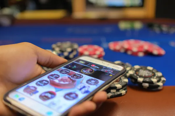 Một dealer tự tin giữa các chip casino mời người chơi truy cập tài khoản AO88WIN, thể hiện quy trình đăng nhập nhanh chóng.