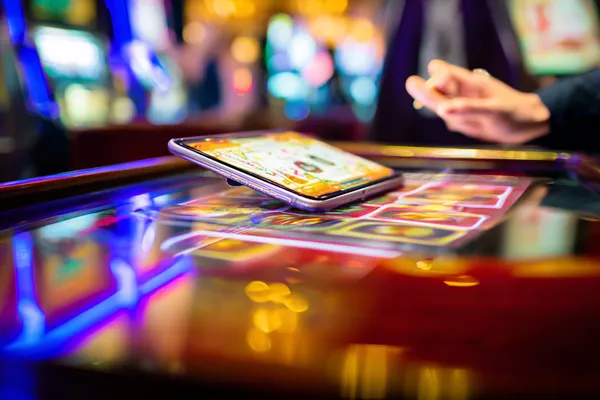 Một người dùng thao tác trên thiết bị trước nền casino huyền ảo, minh họa quá trình truy cập lại tài khoản mượt mà tại AO88WIN.